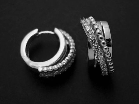 Silber Ohrringe in Form von Creolen mit weißem Zirkonia und ansprechendem Designmuster, Hersteller Juwelier Harnisch, Durchmesser bis 25 mm.