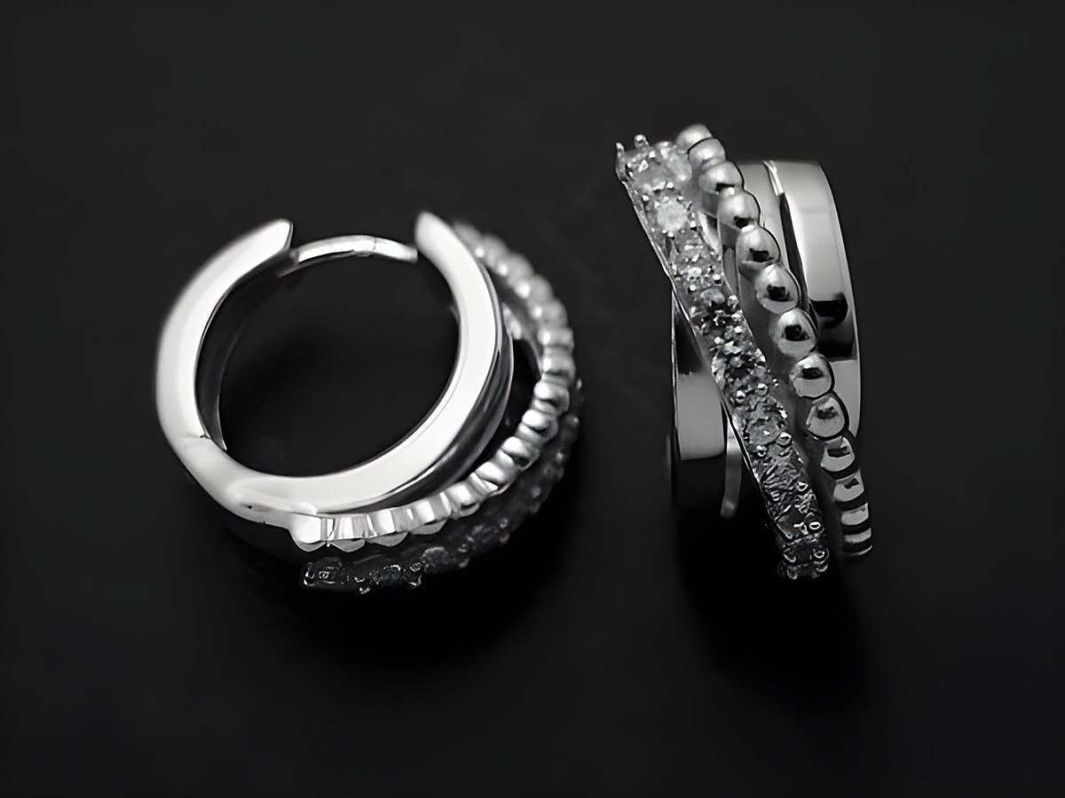 Silber Ohrringe in Form von Creolen mit weißem Zirkonia und ansprechendem Designmuster, Hersteller Juwelier Harnisch, Durchmesser bis 25 mm.