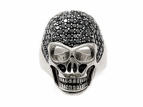 Thomas Sabo Ring TR1705-051-11-62 aus Silber mit Zirkonia in Größe 62, stilvolles Design in Form eines Totenkopfs, schimmernde schwarze Steine, auffälliges Accessoire für einen modernen Look.