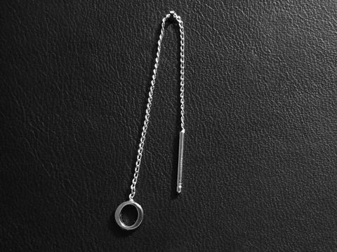 39777-0 Silber Ohrring mit Buchstabe O in Form eines Ohrhängers von Juwelier Harnisch, elegantes Design mit einer Kette und einem runden Element, ideal für individuelle Akzente.