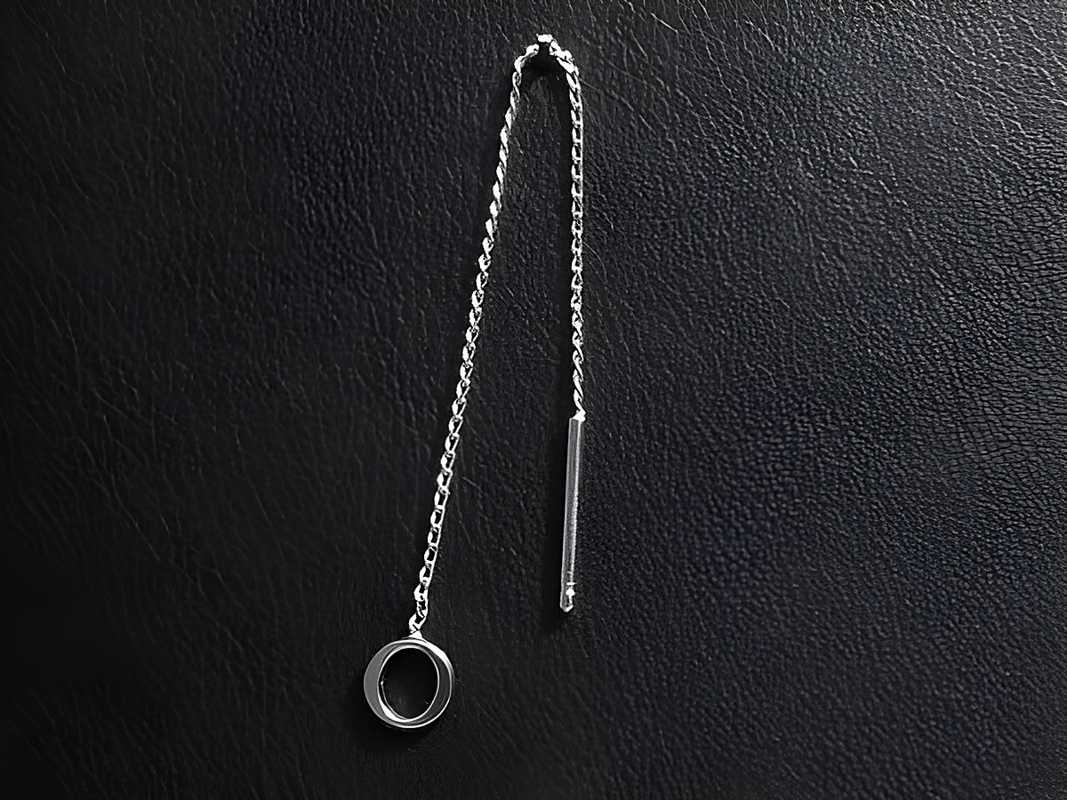 Silber Ohrring mit Buchstabe O in Form eines Ohrhängers von Juwelier Harnisch, elegantes Design mit einer Kette und einem runden Element, ideal für individuelle Akzente.