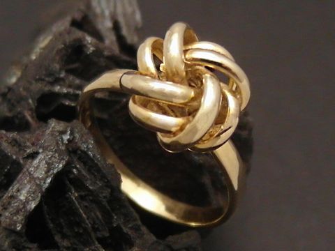 Goldring verschlungen aus Gold 333 in Größe 56, Hersteller Juwelier Harnisch, stilvolles Design bis Größe 56/18, ideal für besondere Anlässe.