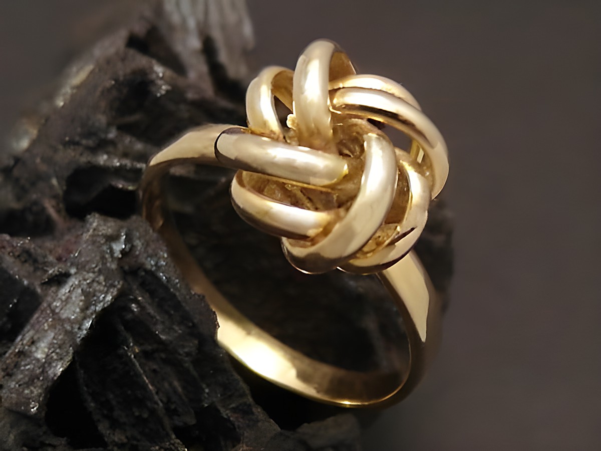 Goldring verschlungen aus Gold 333 in Größe 56, Hersteller Juwelier Harnisch, stilvolles Design bis Größe 56/18, ideal für besondere Anlässe.