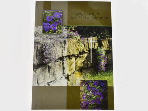 Trauerkarte mit Fotos von lila Blüten und einer Steinmauer, beschriftet mit dem Text in stiller Trauer und Verbundenheit, Hersteller Juwelier Harnisch, geeignet für Kondolenz.