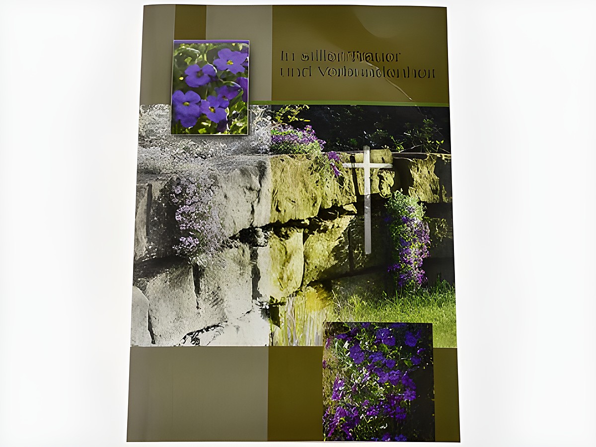 Trauerkarte mit Fotos von lila Blüten und einer Steinmauer, beschriftet mit dem Text in stiller Trauer und Verbundenheit, Hersteller Juwelier Harnisch, geeignet für Kondolenz.