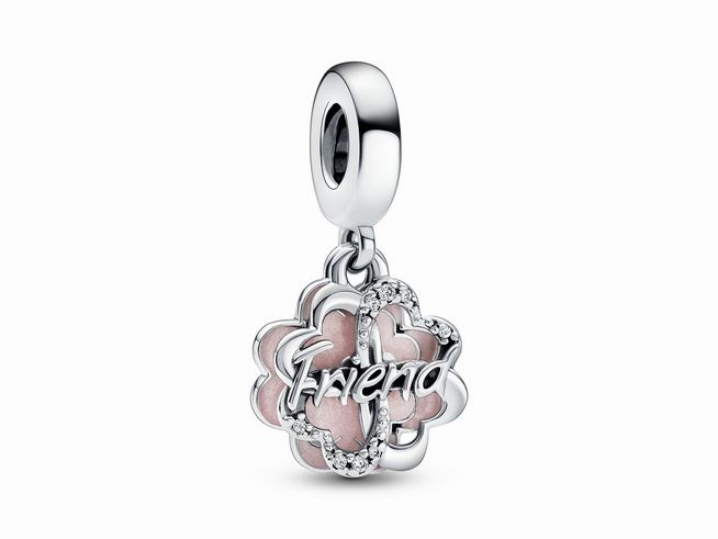 Sterling Silber Charm-Anhänger von Pandora in Form eines vierblättrigen Kleeblatts mit dem Schriftzug Friend und funkelnden Zirkonia-Einfassungen. Ideal für Freundschaftsarmbänder.