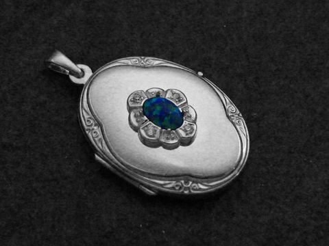 Opal syn. blau Medaillon Cabochon aus rhodiniertem Sterling Silber mit floralem Design und funkelnden Akzenten, hergestellt von Juwelier Harnisch. Elegant und zeitlos.