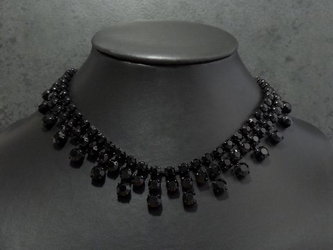 Pompöse schwarze Strass Kette von Juwelier Harnisch mit einer Länge von 41-44 cm, verpasst jedem Outfit einen eleganten Akzent. Die Fassung ist ebenfalls schwarz.