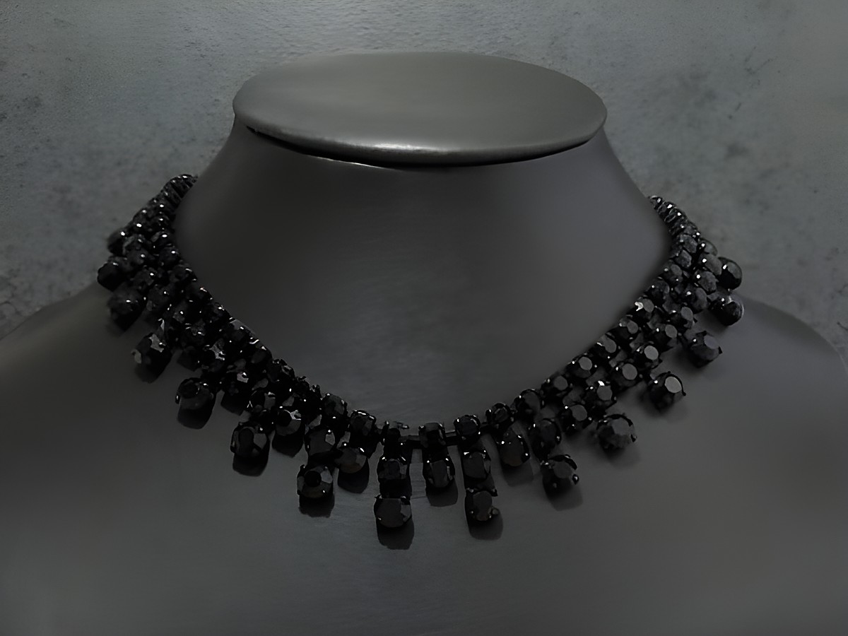 Pompöse schwarze Strass Kette von Juwelier Harnisch mit einer Länge von 41-44 cm, verpasst jedem Outfit einen eleganten Akzent. Die Fassung ist ebenfalls schwarz.