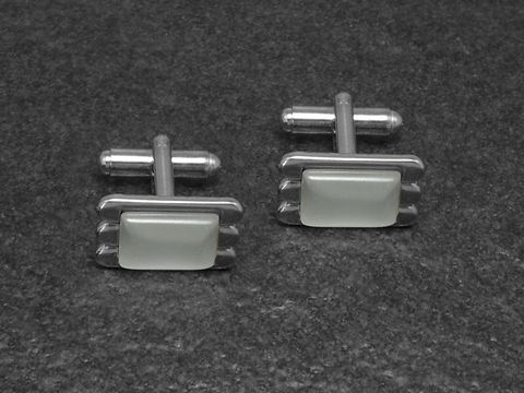 Perlmuttfarbene Manschettenknöpfe mit einer Größe von 19,4 mm in silberfarben, hergestellt von Juwelier Harnisch, elegant und stilvoll, ideal für besondere Anlässe.
