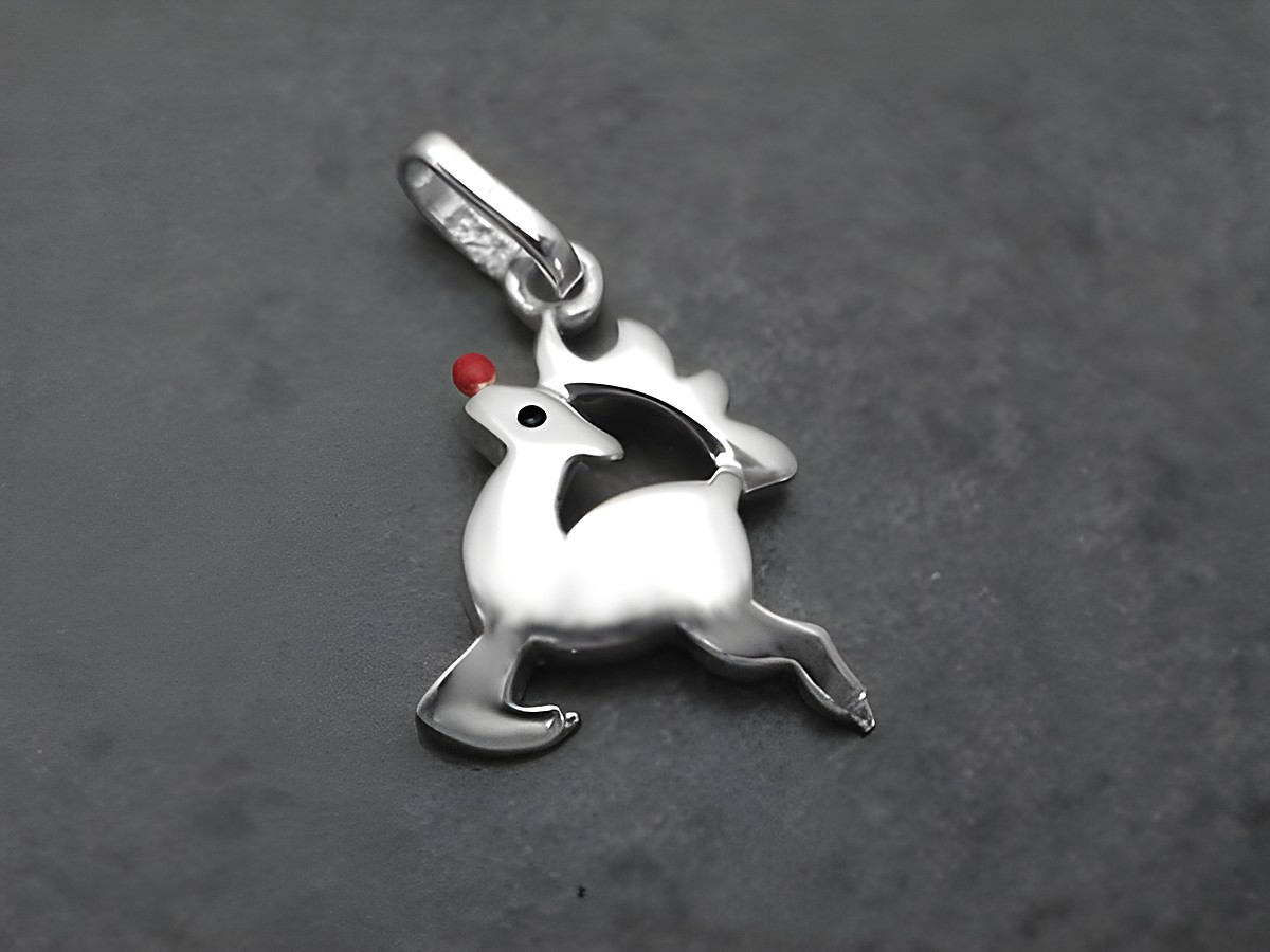 Rentier Silber Anhänger aus Sterling Silber mit Emaille in stilisierter Form, Hersteller Juwelier Harnisch, ideal für Tierliebhaber und als modisches Accessoire.