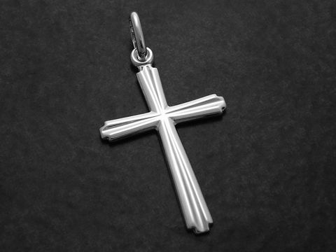 Kreuz Anhänger aus poliertem Sterling Silber mit einem göttlichen Muster, Hersteller Juwelier Harnisch, elegant und zeitlos. Ideal als modisches Accessoire oder Geschenk.