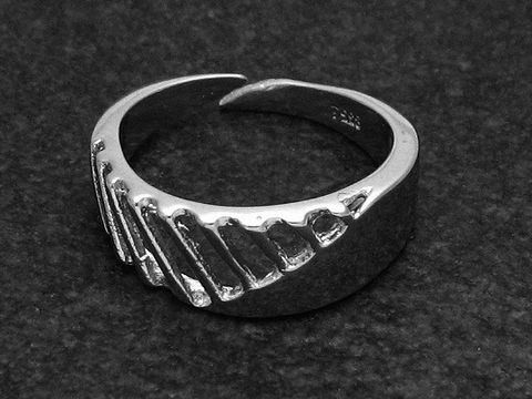 Silberring in modischem Design, wenig verstellbar, rhodiniert ohne Stein, gefertigt vom Juwelier Harnisch, ideal für elegante Anlässe.