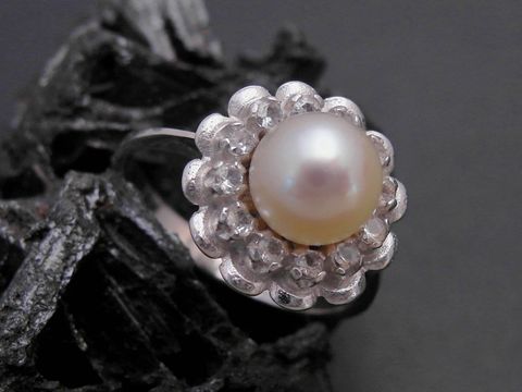 Weißgold Perlen Ring Blühte Gr. 52 6,9 mm Zuchtperle und Zirkonia von Juwelier Harnisch bis Gr. 52 17. Der Ring zeigt eine elegante Zuchtperle umgeben von funkelnden Zirkonias im blühenden Design.