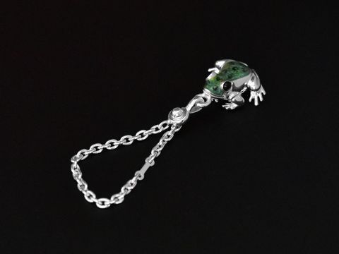 Silberner Frosch Schlüsselanhänger aus echtem Silber mit einem grünen Emaille-Finish, hergestellt von Juwelier Harnisch, tierisches Design, ideal für Tierliebhaber.