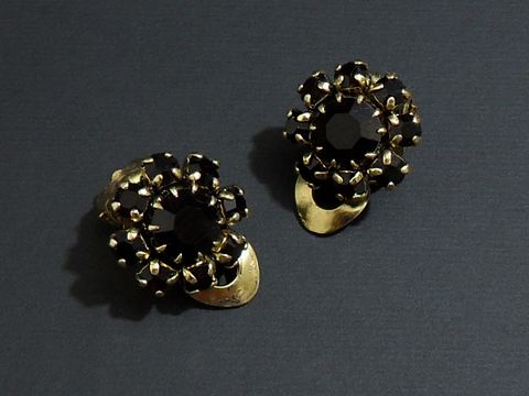 Strass Ohrclip blumig in granatrot und goldfarben von Juwelier Harnisch, die eleganten Ohrclips strahlen zeitlose Schönheit und feminine Eleganz aus. Ideal für besondere Anlässe.