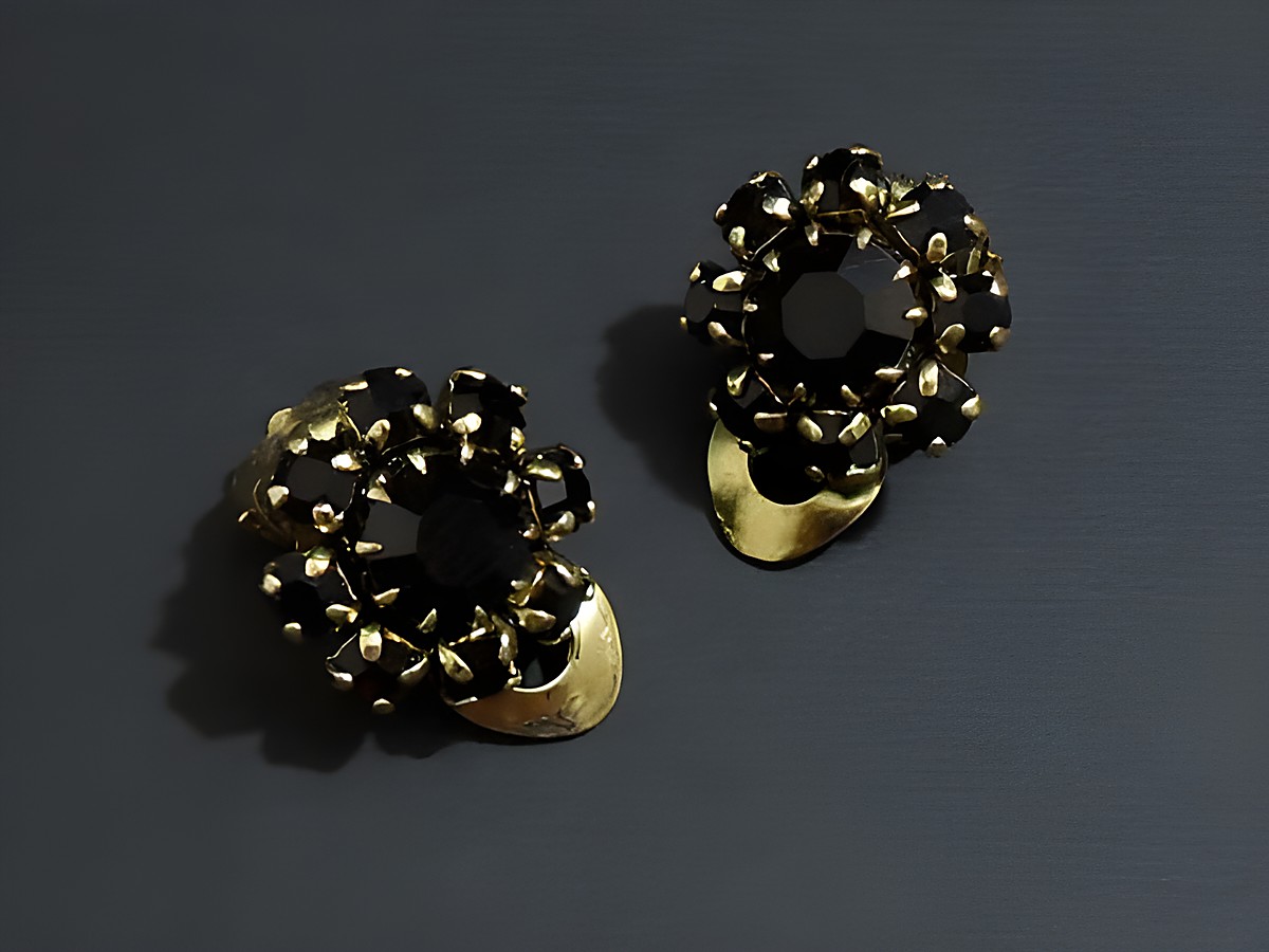 Strass Ohrclip blumig in granatrot und goldfarben von Juwelier Harnisch, die eleganten Ohrclips strahlen zeitlose Schönheit und feminine Eleganz aus. Ideal für besondere Anlässe.