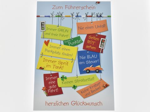 Eine glückliche Glückwunschkarte zum Führerschein mit bunten Sprüchen und Symbolen wie Verkehrszeichen und Autos, die gute Wünsche für sicheres Fahren und Spaß am Autofahren ausdrücken.