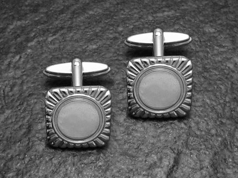 Silberne Manschettenknöpfe in quadratischer Form mit elegantem Design und dekorativem Rand, ideal für Gravuren, Hersteller Juwelier Harnisch, ein zeitloser Klassiker.