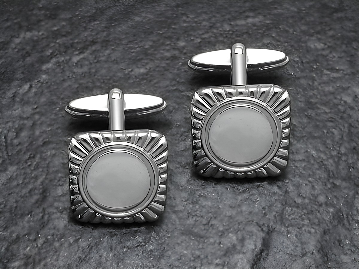 Silberne Manschettenknöpfe in quadratischer Form mit elegantem Design und dekorativem Rand, ideal für Gravuren, Hersteller Juwelier Harnisch, ein zeitloser Klassiker.