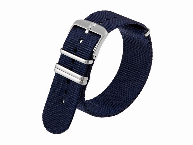 Nylonarmband in Marine Blau von Luminox für Uhren, 24 mm breit, robustes Design mit silberner Schnalle, idealer Ersatz für aktive Lebensstile.