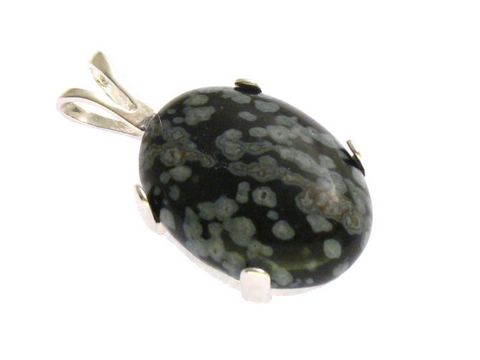 Schneeflocke Cabochon in ovaler Form, eingefasst in einem filigranen Sterling Silber Anhänger, bietet eine kunstvolle Kombination aus schwarzem Stein mit grauen Einsprengseln, ideal für jeden Schmuckliebhaber.