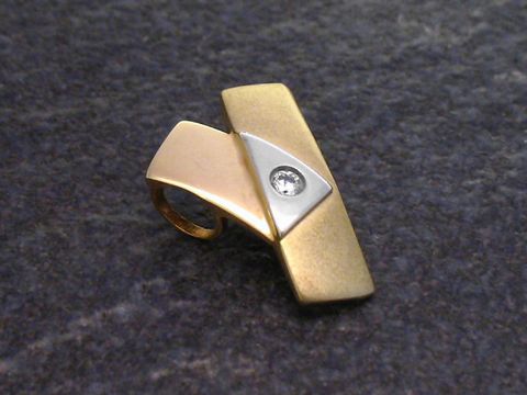 Gold Anhänger verführerisch in bicolor mit Zirkonia, vom Hersteller Juwelier Harnisch, zeigt modernes Design und elegante Ausstrahlung, perfekt für stilvolle Anlässe.