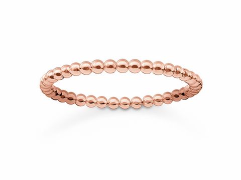 Der Ring von Thomas Sabo TR2122-415-12-60 in Größe 60 besteht aus Silber vergoldet mit Roségold und ist mit einer eleganten, rund geschliffenen Perlenstruktur gestaltet.
