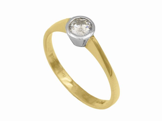 Eleganter Ring aus Gelbgold und Weißgold 750 bicolor mit einem Diamanten von 0,37 ct w-pique, handgearbeitet in Größe 58, vom Juwelier Harnisch.