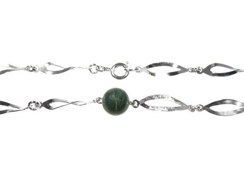 Lange Silberkette mit fünf Jade Perlen, rhodiniert, Hersteller Juwelier Harnisch, Mittelteil Colliers, elegantes Design mit glänzenden Elementen und farbigen Akzenten.