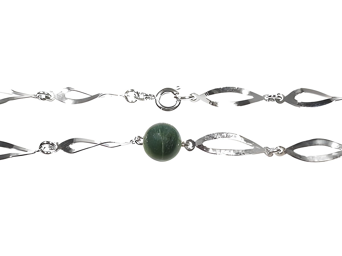 Lange Silberkette mit fünf Jade Perlen, rhodiniert, Hersteller Juwelier Harnisch, Mittelteil Colliers, elegantes Design mit glänzenden Elementen und farbigen Akzenten.