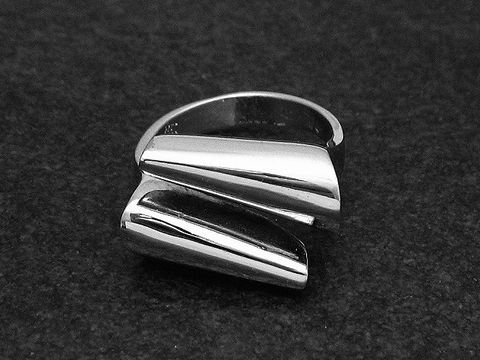 Silberring rho, extravagant, größenverstellbar, Hersteller Juwelier Harnisch, ohne Stein, rhodiniert, moderne und stilvolle Gestaltung.