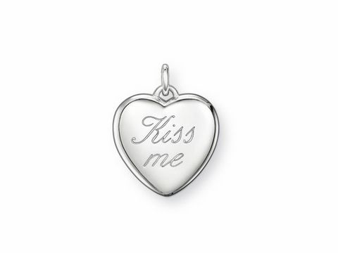 Silbernes Thomas Sabo Medaillon in Herzform mit der Gravur Kiss me, Modell PE464-001-12, ideal als romantisches Geschenk oder persönliches Schmuckstück.