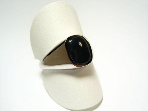 Feiner Designer Silber Ring rhodiniert mit schwarzem Onyx, Hersteller Juwelier Harnisch, verstellbar und elegant präsentiert auf einem weißen Ringhalter.