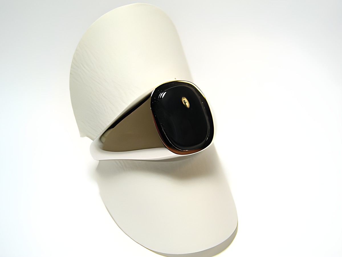 Feiner Designer Silber Ring rhodiniert mit schwarzem Onyx, Hersteller Juwelier Harnisch, verstellbar und elegant präsentiert auf einem weißen Ringhalter.