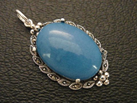 Cabochon Jade türkisblau im Silber Medaillon Anhänger, Hersteller Juwelier Harnisch, eleganter Cabochonstein in feiner Verarbeitung.