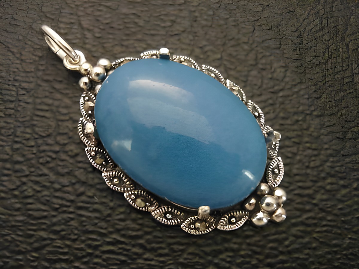 Cabochon Jade türkisblau im Silber Medaillon Anhänger, Hersteller Juwelier Harnisch, eleganter Cabochonstein in feiner Verarbeitung.