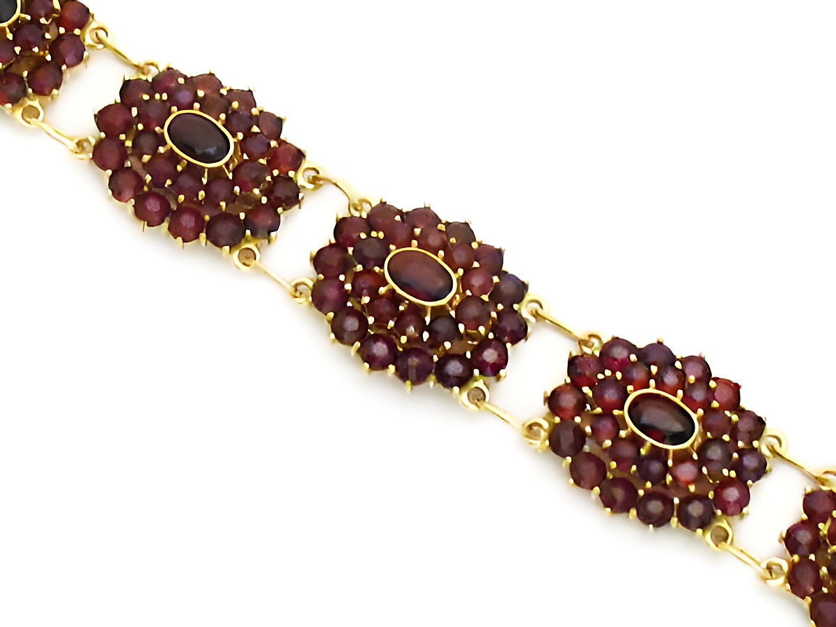Granat Schmuck Armband 18,5 cm mit Blütenmotiv in Gold, geschmückt mit Granaten und Perlen, Hersteller Juwelier Harnisch.