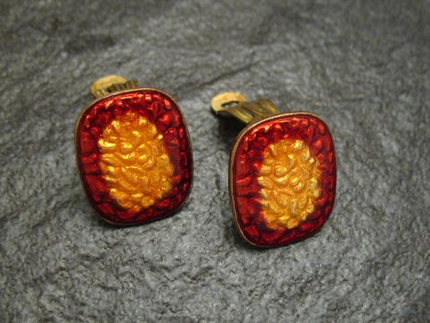 Ohrclips FANCY in rot-gelb, aus vergoldeter Emaille im VINTAGE-Stil, hergestellt von Juwelier Harnisch, mit strukturierter Oberfläche und elegantem Design.