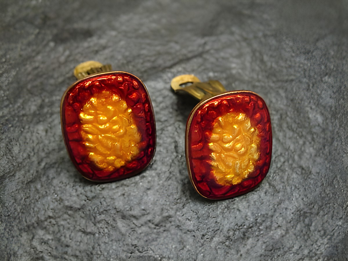 Ohrclips FANCY in rot-gelb, aus vergoldeter Emaille im VINTAGE-Stil, hergestellt von Juwelier Harnisch, mit strukturierter Oberfläche und elegantem Design.