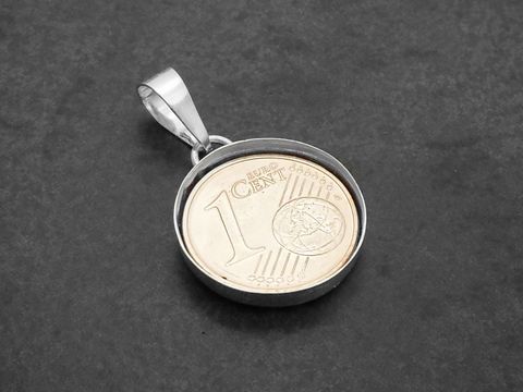 Offenes Silber Medaillon mit einem 1 Cent Silber Anhänger, hergestellt von Juwelier Harnisch, dient als Glücksbringer. Ideal für Schmuckliebhaber, die besonderen Wert auf Symbolik legen.