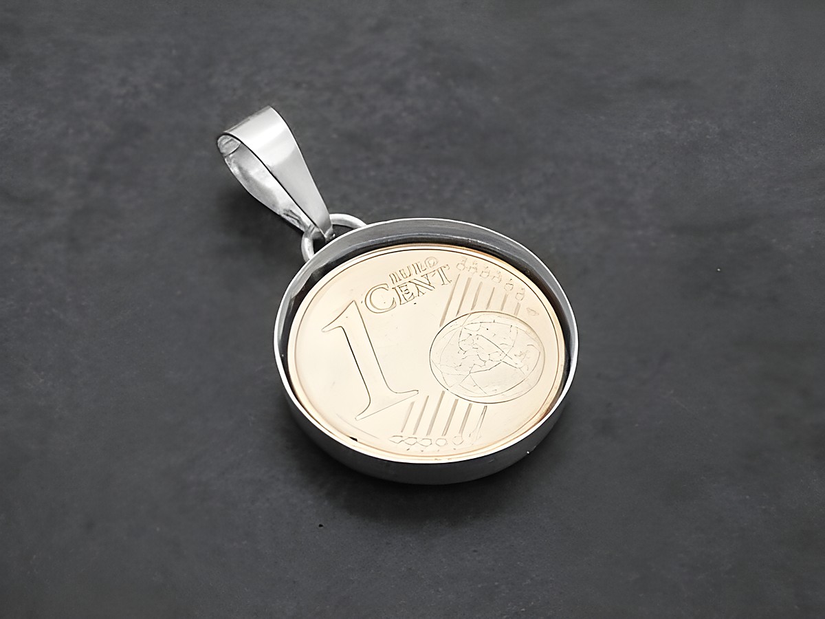 Offenes Silber Medaillon mit einem 1 Cent Silber Anhänger, hergestellt von Juwelier Harnisch, dient als Glücksbringer. Ideal für Schmuckliebhaber, die besonderen Wert auf Symbolik legen.