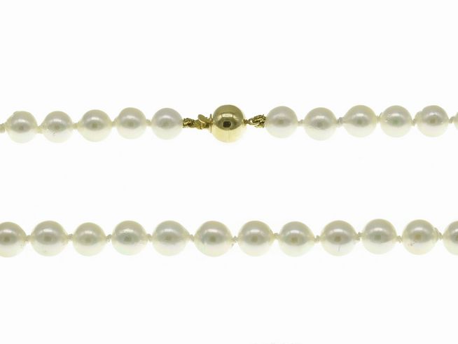 Perlenkette aus Akoya-Zuchtperlen in Weiß mit einem Durchmesser von 6,5-7 mm, Länge 46 cm, mit Verschluss aus Gold 585, hergestellt von Juwelier Harnisch, klassisches Design.