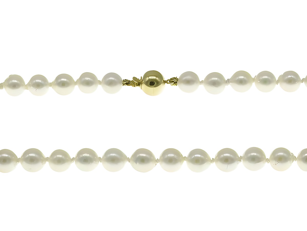Perlenkette aus Akoya-Zuchtperlen in Weiß mit einem Durchmesser von 6,5-7 mm, Länge 46 cm, mit Verschluss aus Gold 585, hergestellt von Juwelier Harnisch, klassisches Design.