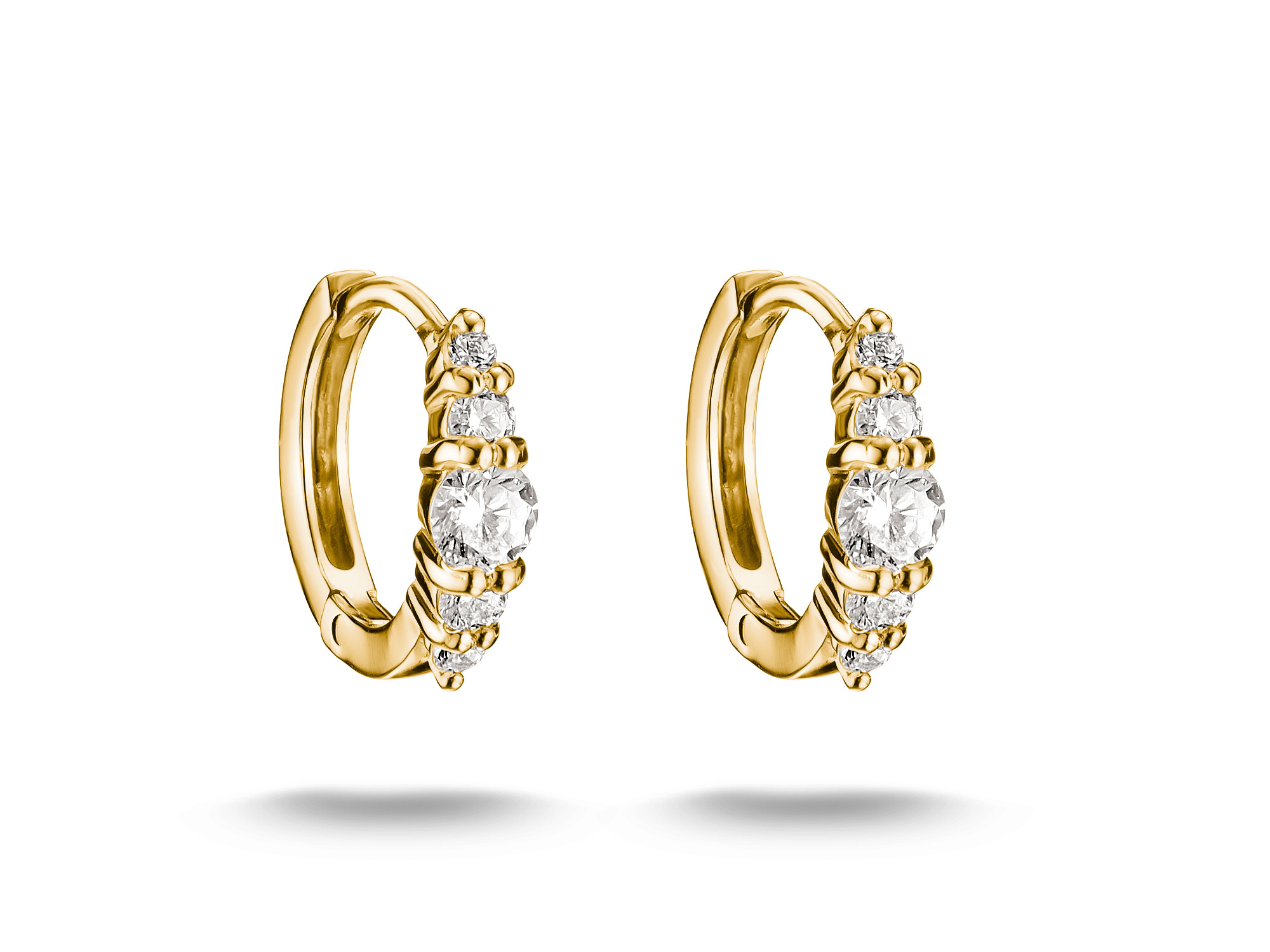 Vergoldete Thomas Sabo Creolen mit weißen Zirkonia, 11,2 mm hoch, elegant geformt mit funkelnden Details, perfekt für jeden Anlass und trendy als Neuheit im Onlineshop.