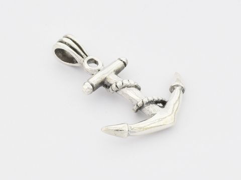Ein filigraner Anhänger in Form eines Ankers aus Sterling Silber mit einem Seildesign, ideal für maritime Motive und Seefahrtliebhaber, hergestellt von Juwelier Harnisch.