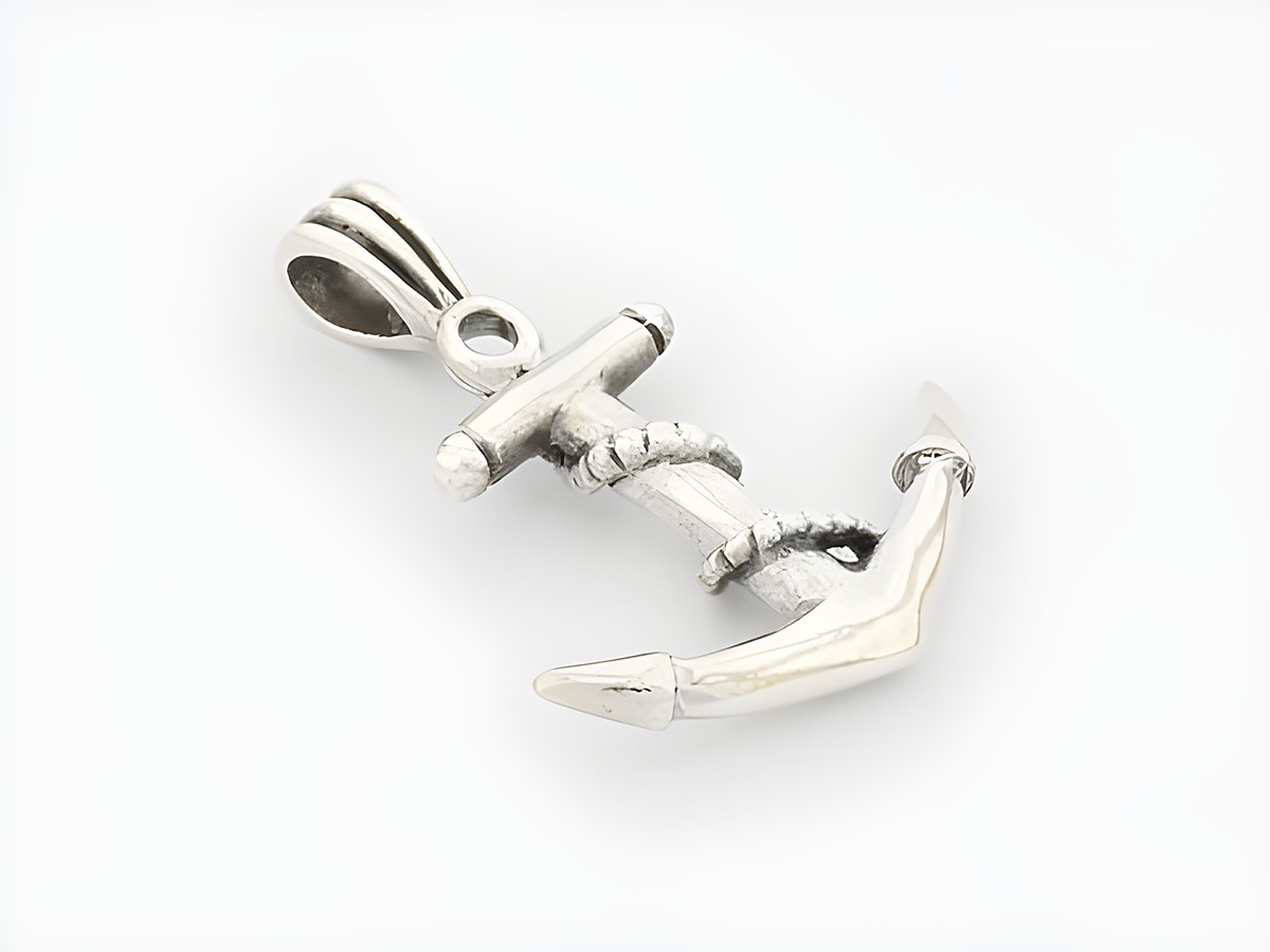 Ein filigraner Anhänger in Form eines Ankers aus Sterling Silber mit einem Seildesign, ideal für maritime Motive und Seefahrtliebhaber, hergestellt von Juwelier Harnisch.