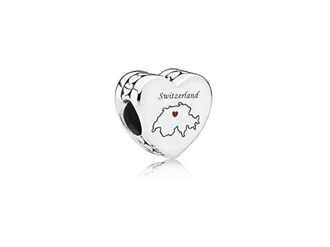 Herzförmiger Pandora Charm aus Silber mit geprägter Schweizer Karte und rotem Herz, graviert mit dem Wort Switzerland, geeignet für Armbänder und Schmuckkollektionen.