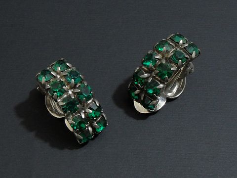 Strass Ohrclips in galantem Design mit smaragdgrünen Steinen und silberfarbener Fassung, hergestellt von Juwelier Harnisch, ideal für elegante Anlässe.
