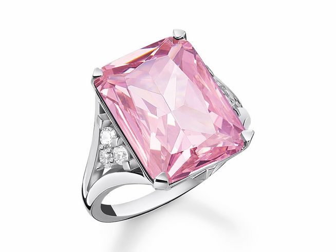 56971931-0 Silberner Thomas Sabo Ring mit einem großen, rechteckigen, pinken Zirkonia und dezenter Verzierung aus kleinen Zirkonia, Größe 60. Elegantes Design für besondere Anlässe.